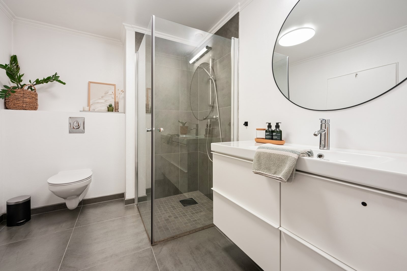 Badet ble oppgradert i 2021 med flislagt gulv og et moderne dusjhjørne med glassvegger. Galleribilde