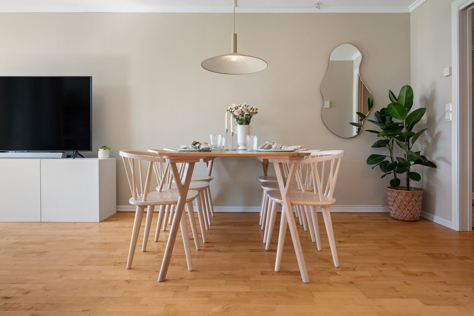 Her er det god plass til å samle venner og familie rundt spisebordet. Galleribilde