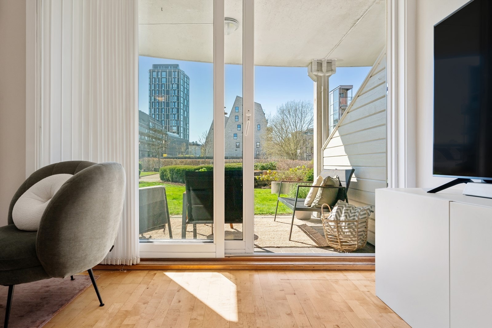 Fra stuen åpner en skyvedør opp til en steinlagt terrasse på 6 m², som visker ut skillet mellom inne og ute. Galleribilde