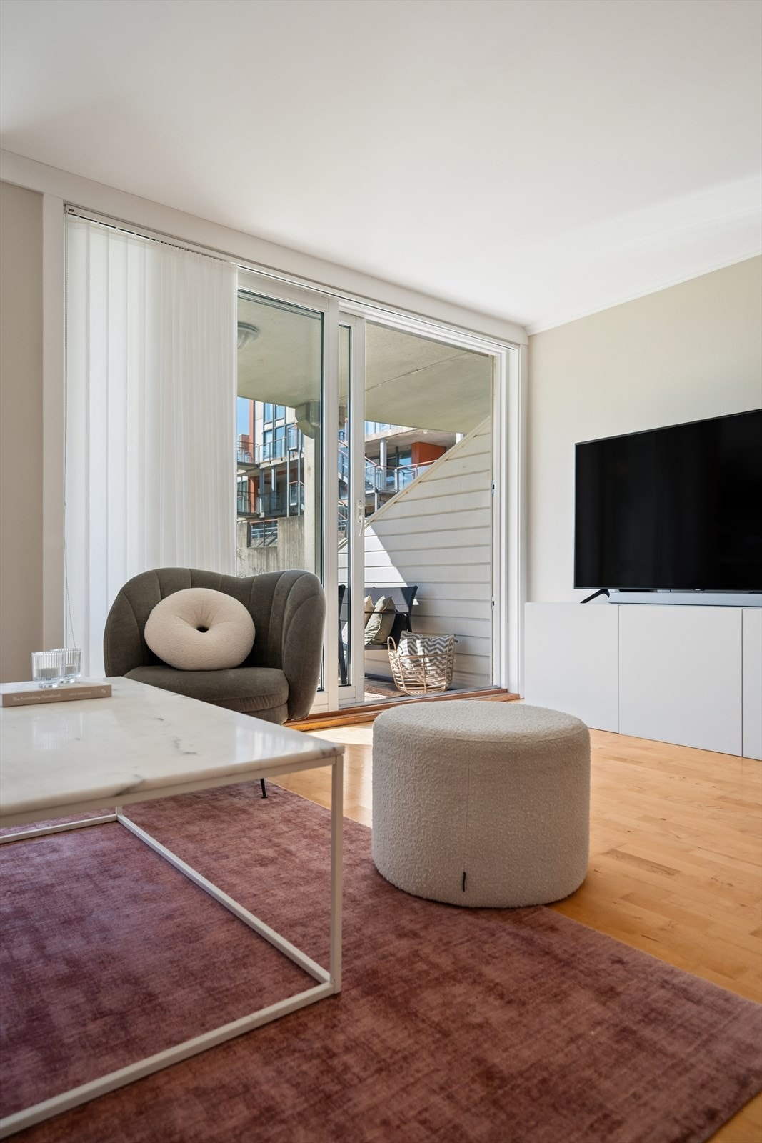 Skyvedøren gir rikelig med lys og enkel adkomst til uteplassen. Galleribilde
