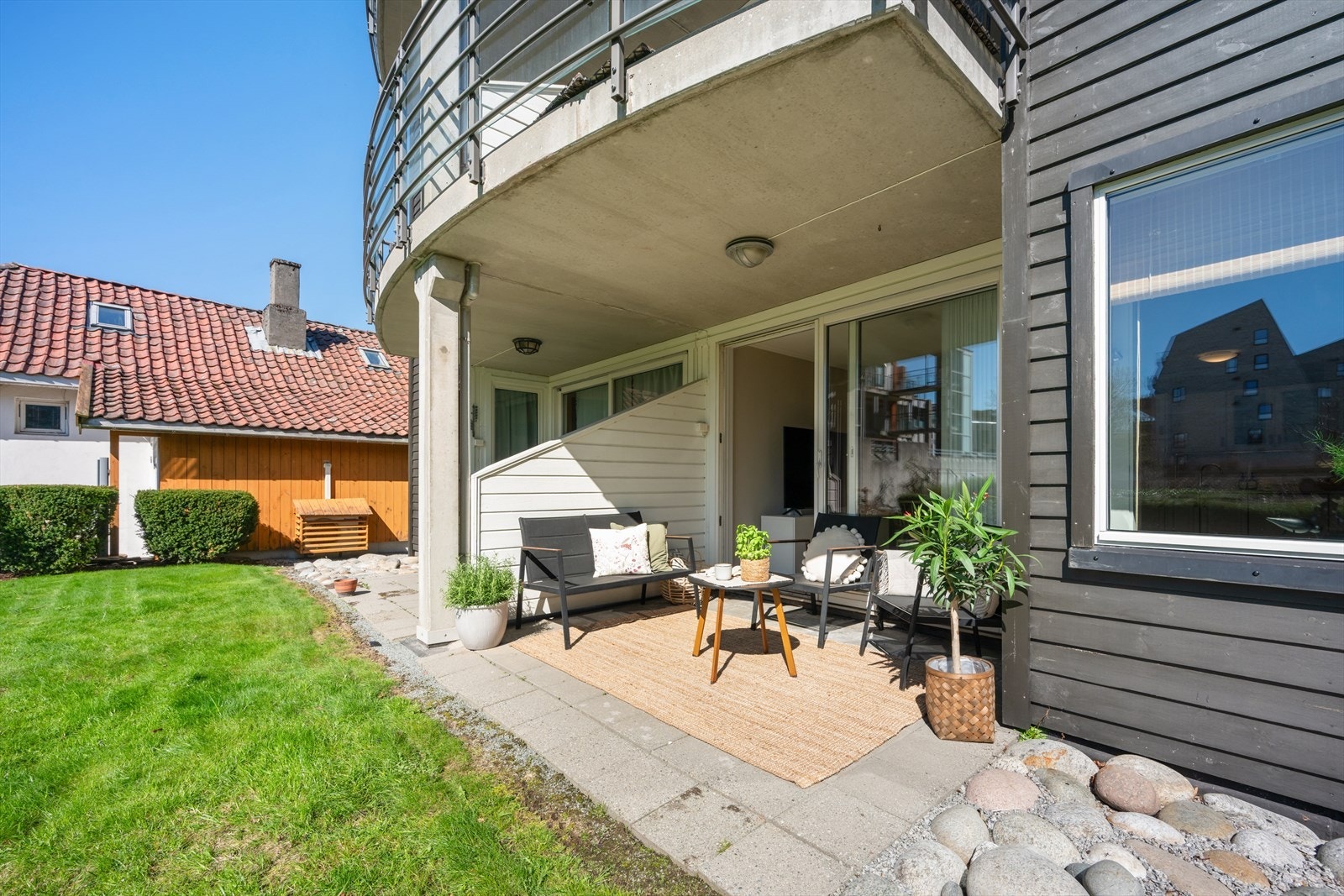 Her bor du på bakkeplan med enkel tilgang til sameiets felles grøntarealer. Galleribilde