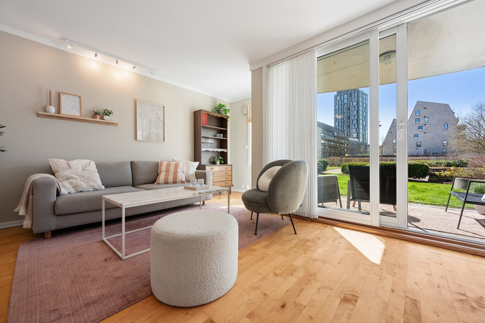 Velkommen til Jærveien 15! . En arealeffektiv leilighet på bakkeplan med vannbåren varme i alle gulv og direkte utgang til terrasse. Galleribilde