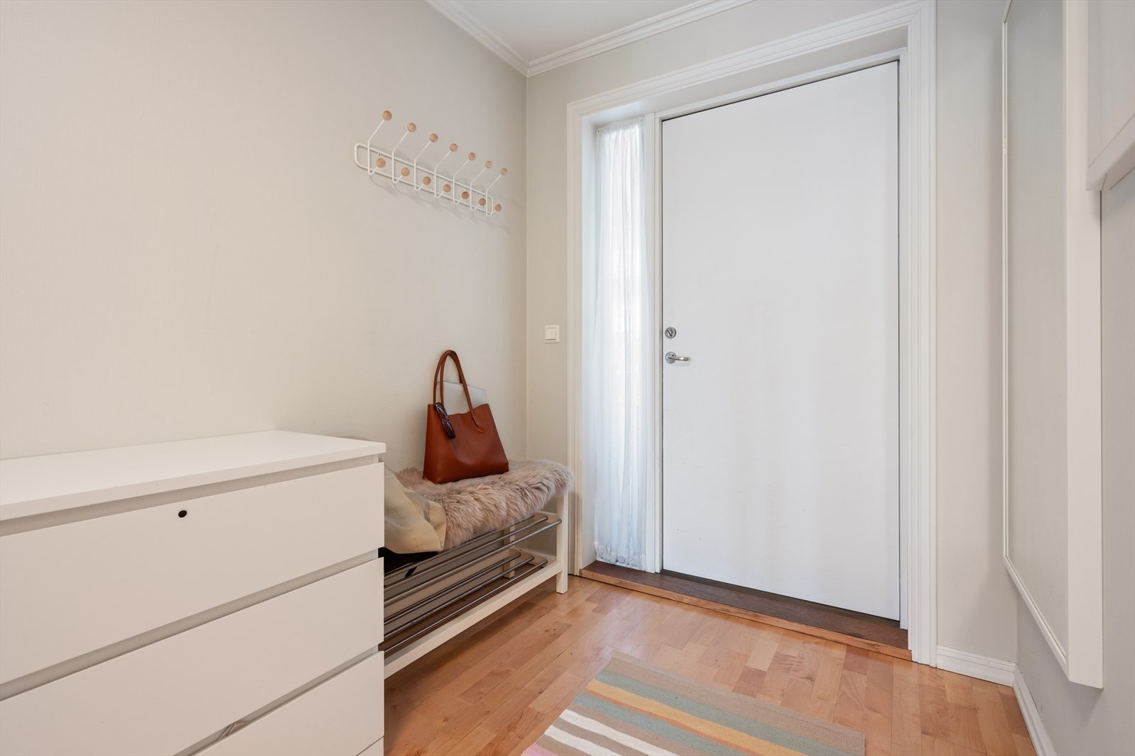 Innbydende entré med plass til yttertøy og sko. Galleribilde