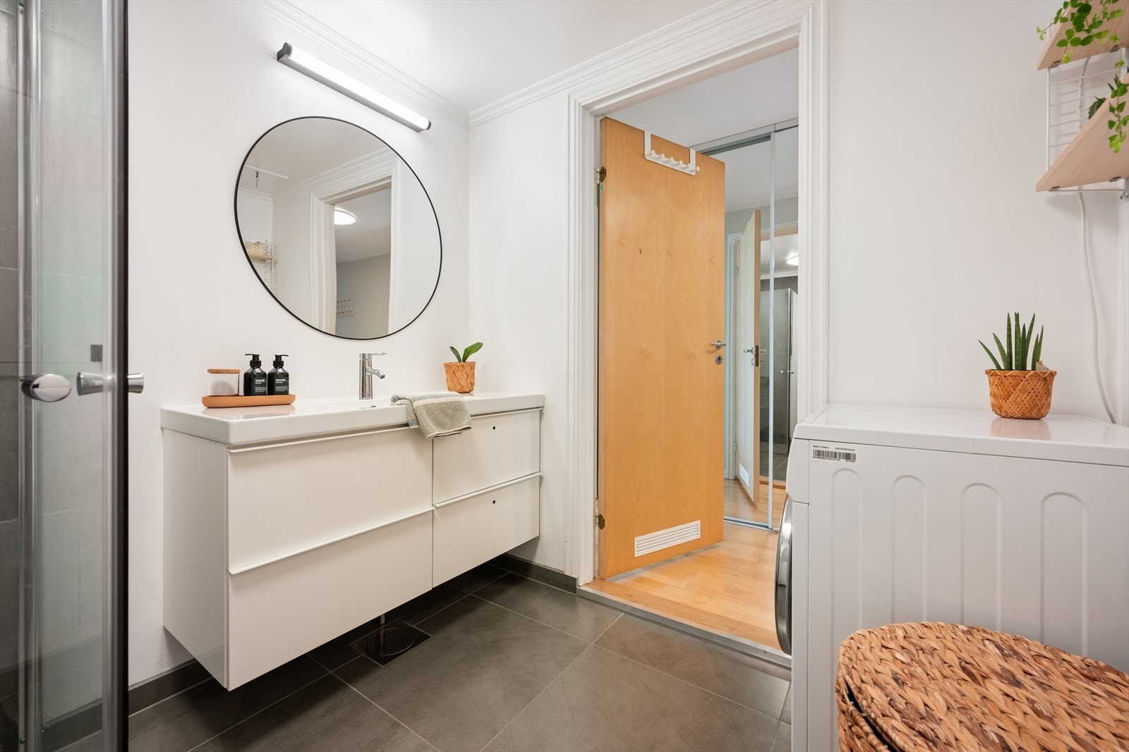Badet er utstyrt med vegghengt toalett, servantinnredning og har opplegg for vaskemaskin. Galleribilde