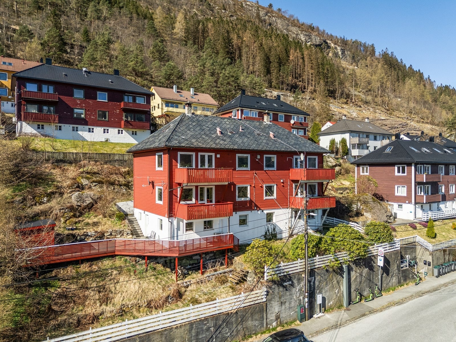 - Bak boligen har man flotte turløyper i fjellsiden - Galleribilde