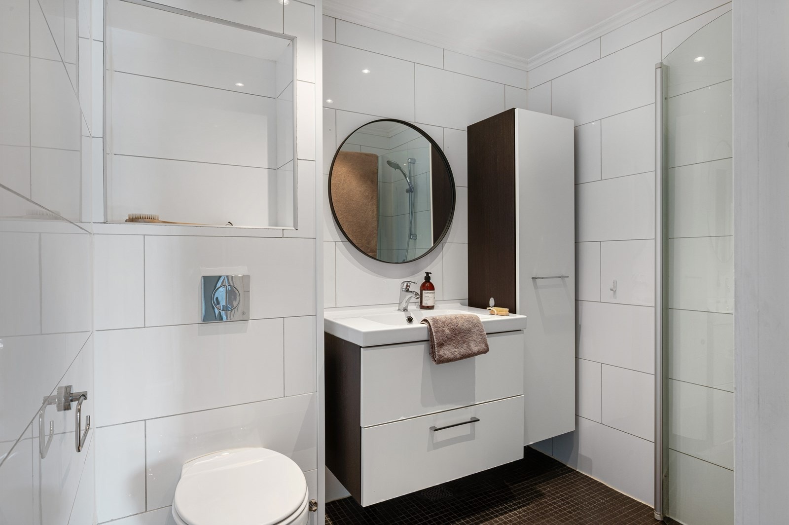 - Badet er lyst og pent, og har god plass til oppbevaring - Galleribilde