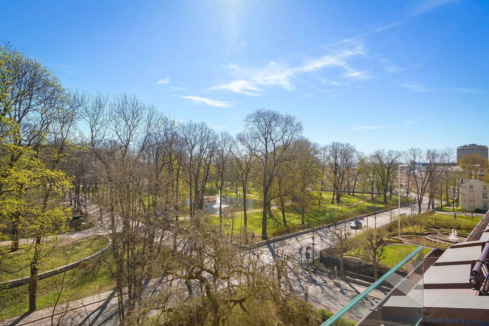Nydelig utsikt over Slottsparken - Helt skjermet for direkte innsyn. Galleribilde