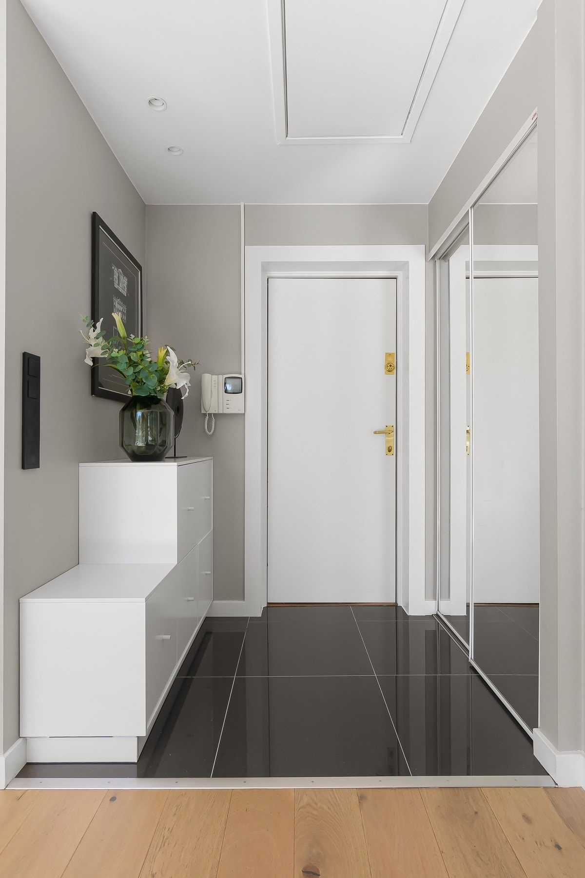 Godt med lagringsplass i skyvedørsgarderobe - Ytterligere lagringsplass i kjellerbod på ca. 6 m², samt bod i baktrapp på ca. 1,4 m². Galleribilde
