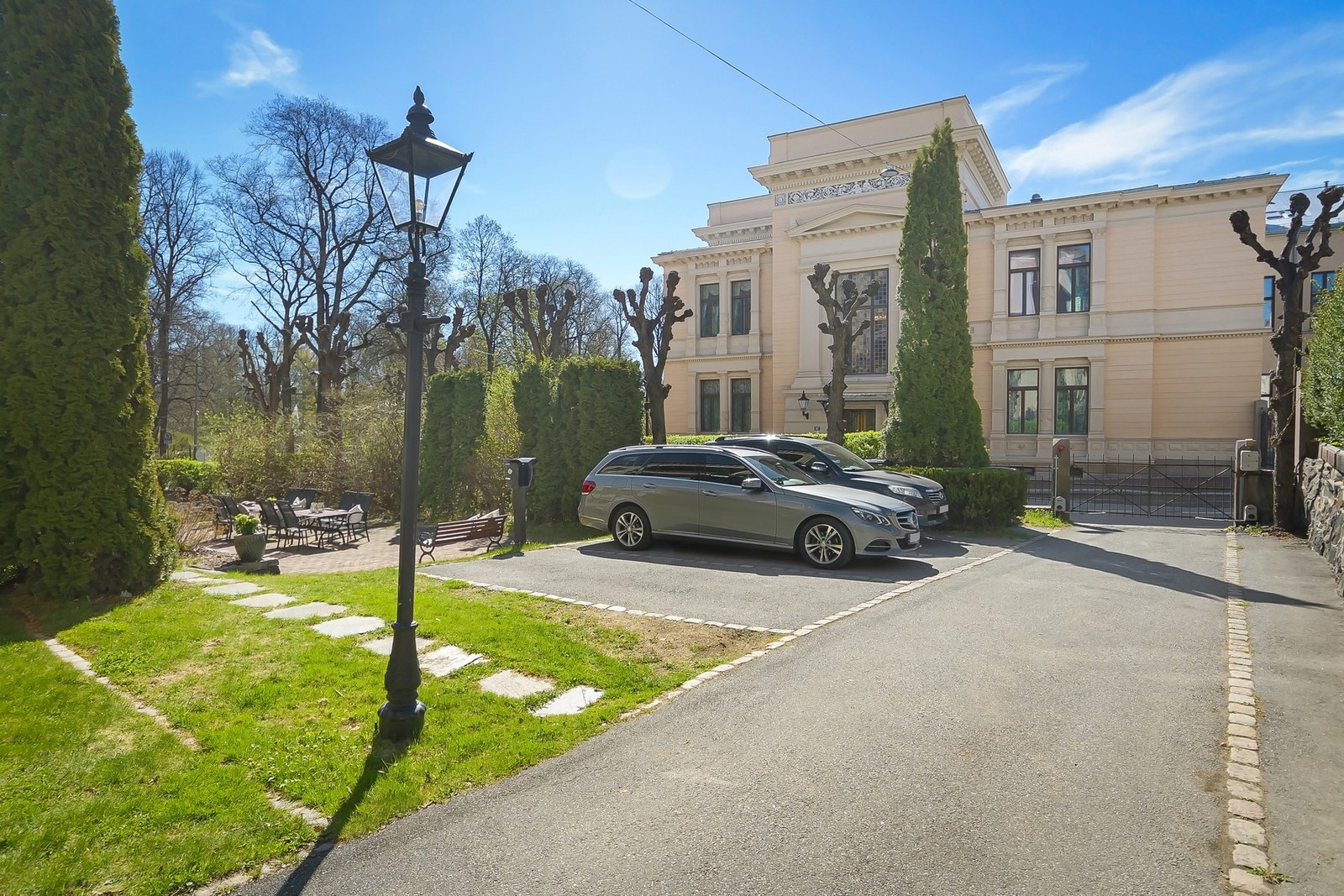 Fast biloppstillingsplass, med egen ladeenhet tilknyttet hver parkeringsplass - Portstolper i granitt etablert mot Parkveien i 2025. Galleribilde