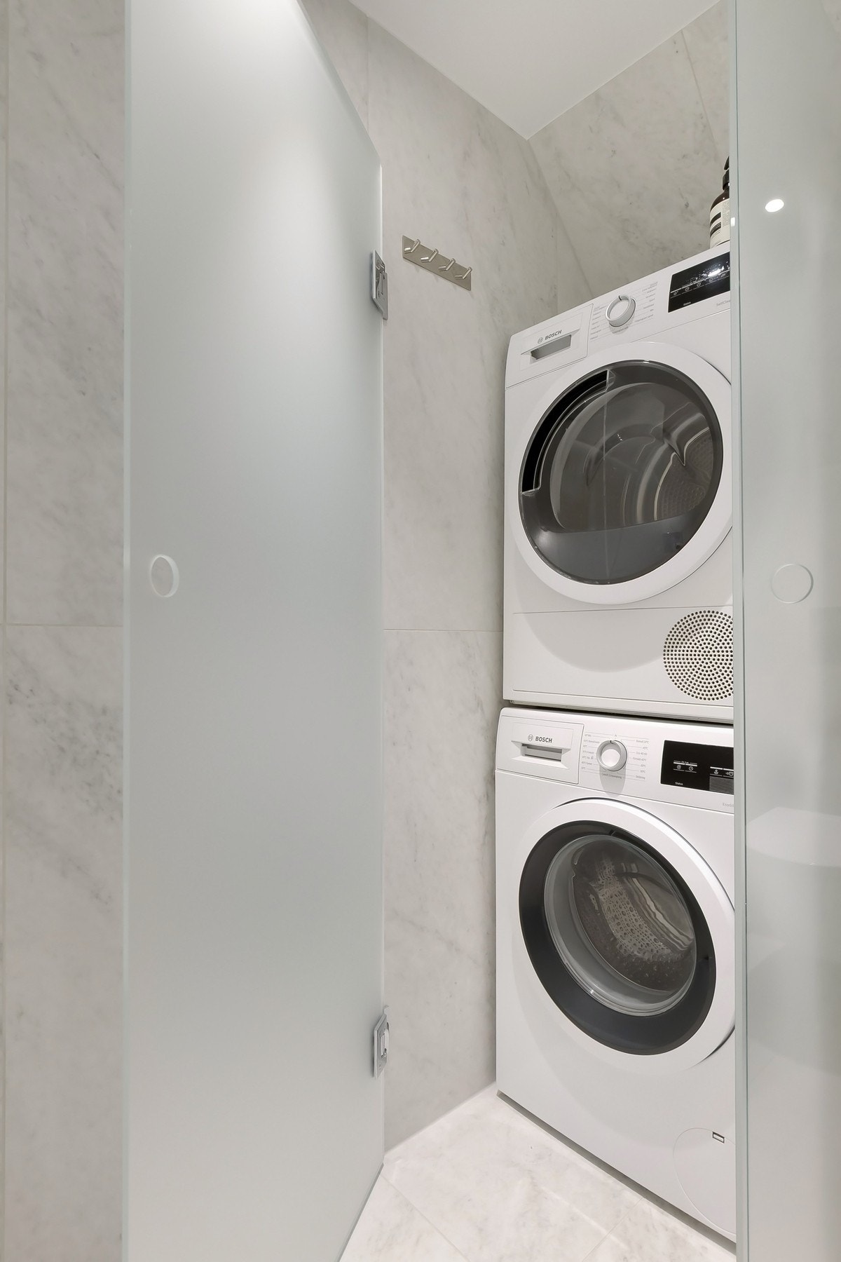 Fliser fra Bricmate Glanshammar, innredning fra Villeroy & Boch Subway 3.0, armatur fra Vola (HV1), innbygget takdusj fra Scandtap og opplegg for vaskesøyle i egen nisje. Galleribilde