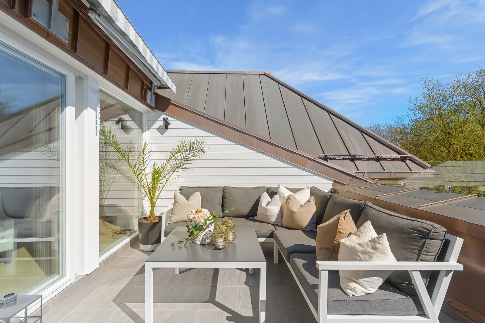 Takterrassen er oppgradert i senere tid med ny membran og nytt støpesjikt - Nedstøpte varmekabler på terrassedekke og varmekabel i avrenningen. Galleribilde
