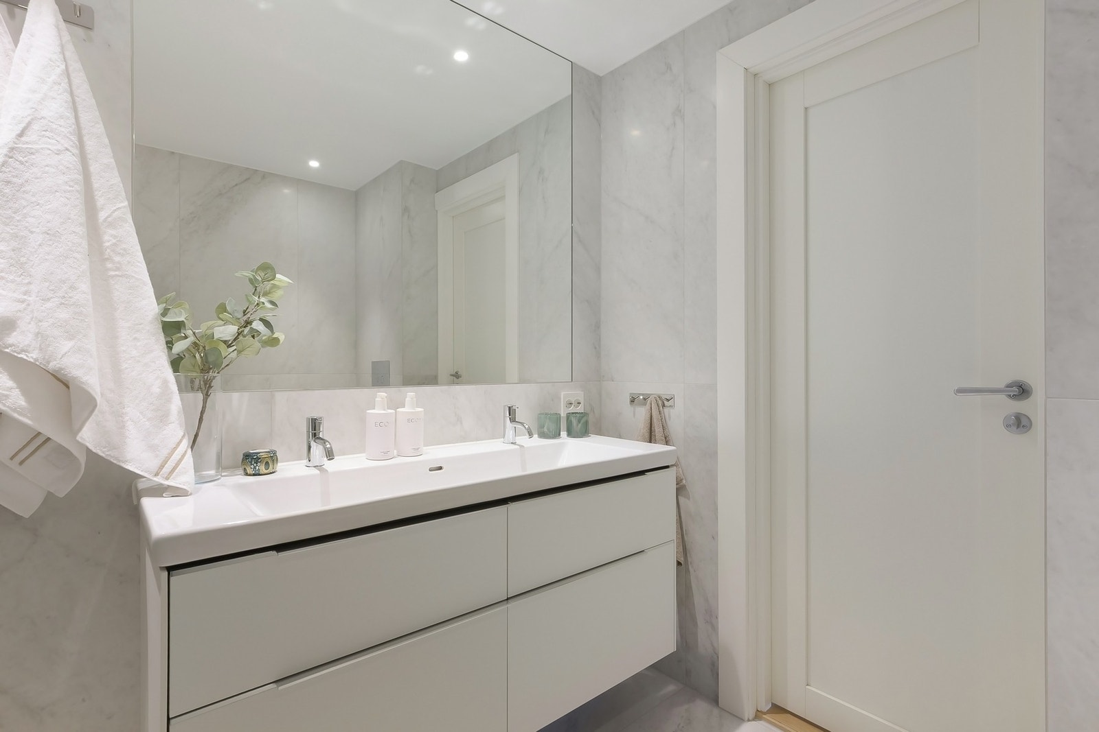 Arbeidene er utført av faglærte håndverkere med Perfect Renovations AS som hovedentreprenør, samt Tombygg AS (rør), Elservice Marius Næss (elektro) og MarBud AS (membran). Galleribilde