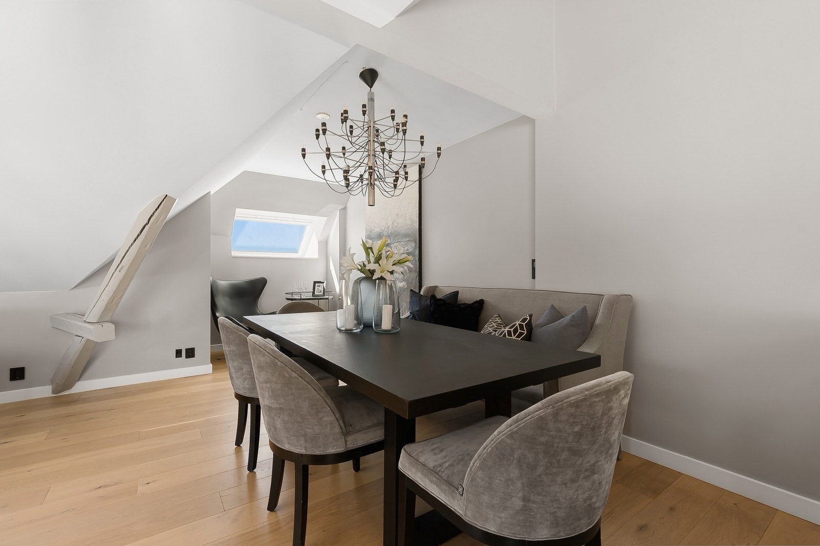 Fin plass til stort spisebord - Maksimal romhøyde er målt til ca. 4 meter. Galleribilde