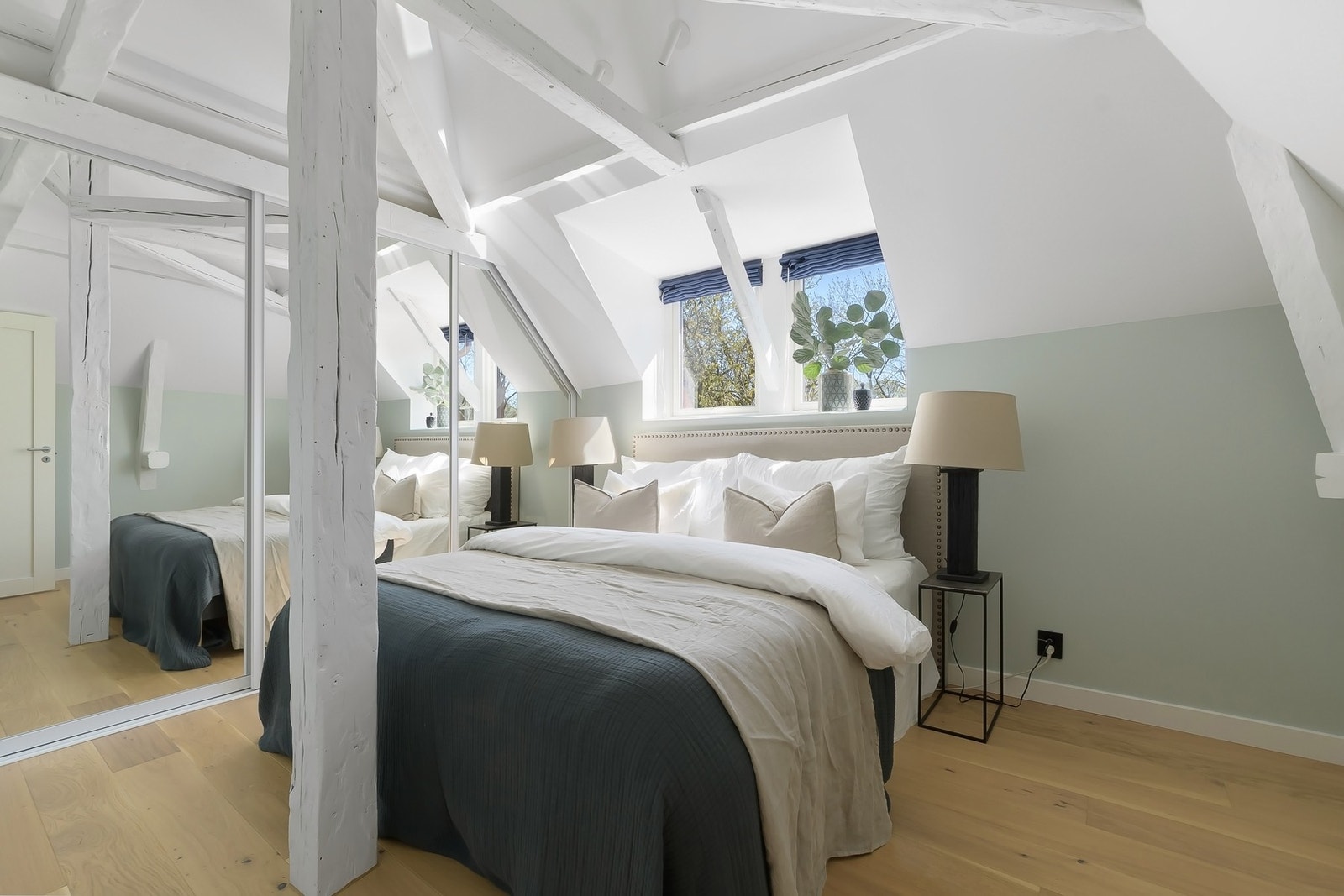 Romslig hovedsoverom med fin plass til stor dobbeltseng. Lagringsplass i skyvedørsgarderobe. Galleribilde