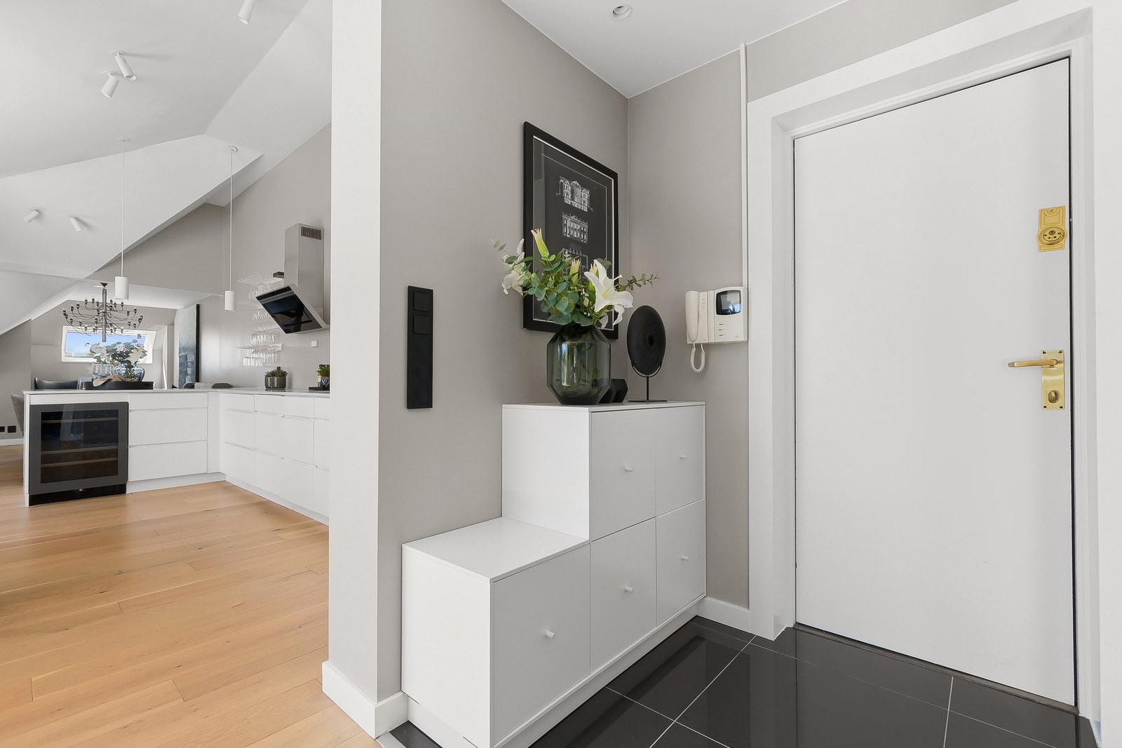 Innbydende entré som sørger for en solid førsteinntrykk av boligen - Varmekabler og velplasserte downlights. Galleribilde