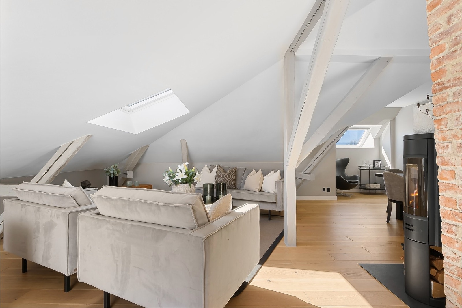 Maksimal takhøyde i boligen er målt til ca. 4 meter, og gulvet er belagt med enstavs parkett med gulvvarme (smarthus). Galleribilde