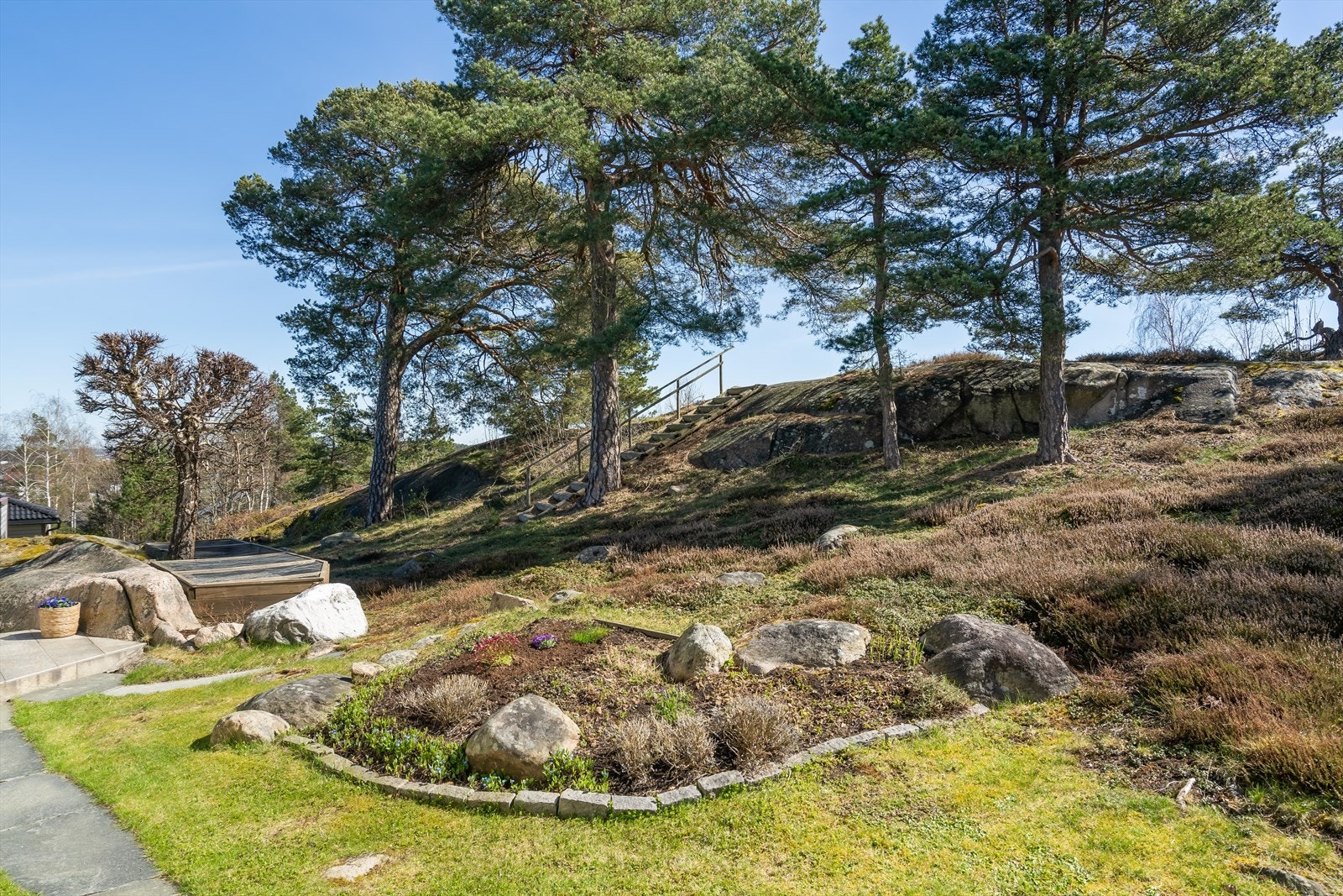 Friområde bak boligen. Det er etablert en trapp for enkel adkomst til et flott tur- og rekreasjonsområde. Galleribilde