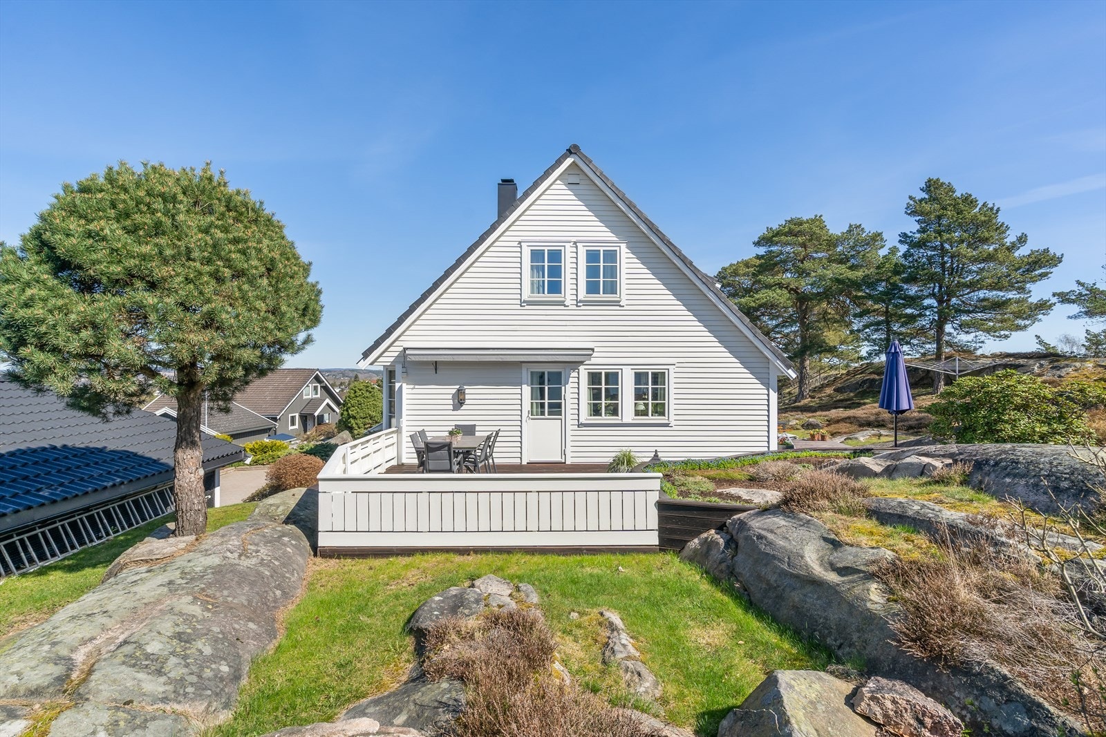 Eiendommen innehar en flott kombinasjon av natur og opparbeidet uteareal. Galleribilde