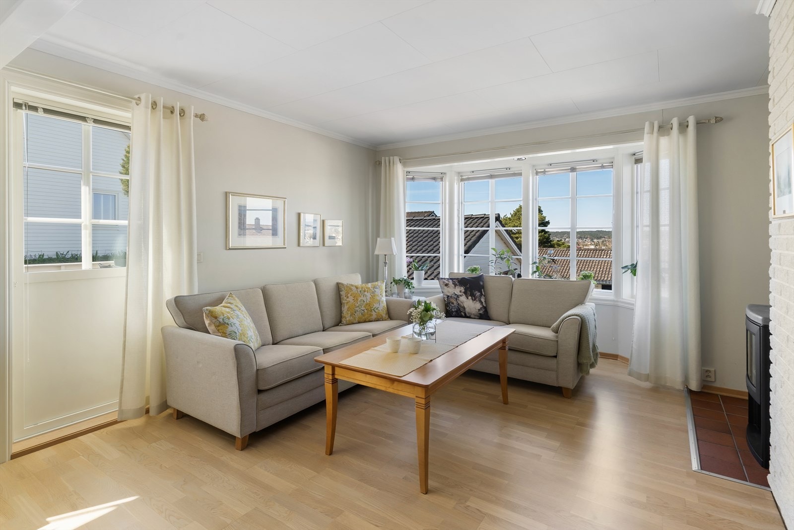 Stuen har flere innredningsmuligheter, og godt med naturlig lysinnslipp. Galleribilde