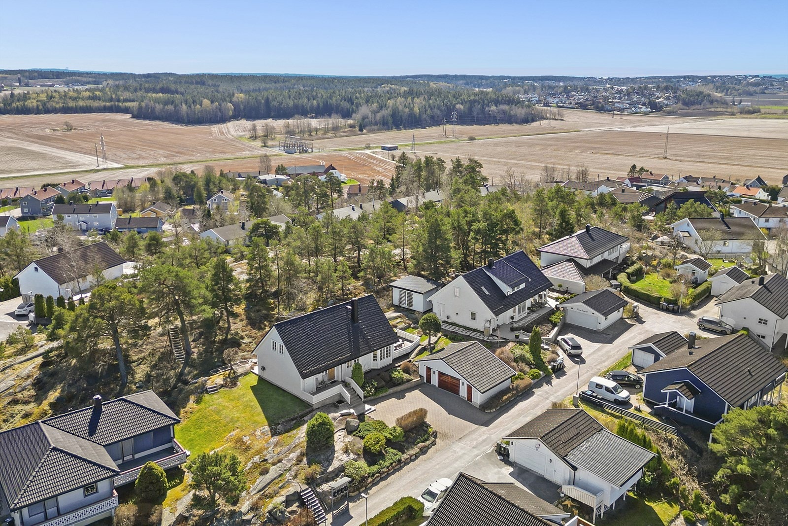Boligen har en flott beliggenhet på Torpåsen i Fredrikstad med utsikt og gode solforhold. Torpåsen er et populært og barnevennlig område. Galleribilde