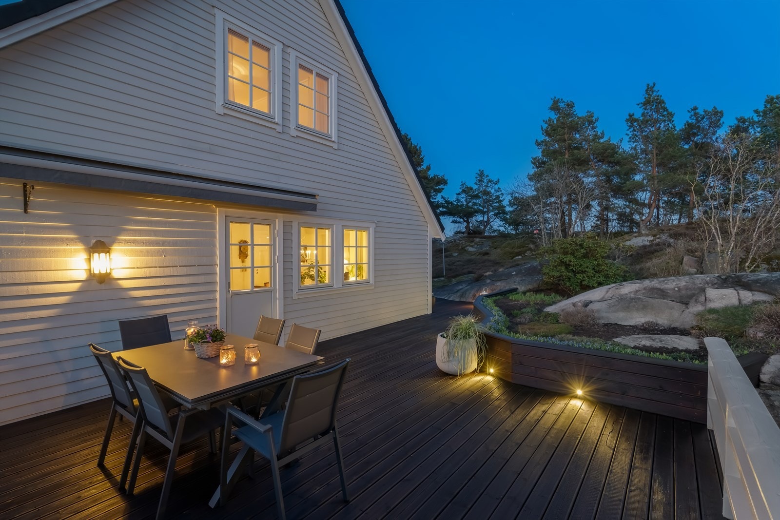Boligen har flotte uteplasser med direkte adkomst til friområde i bakkant. Galleribilde