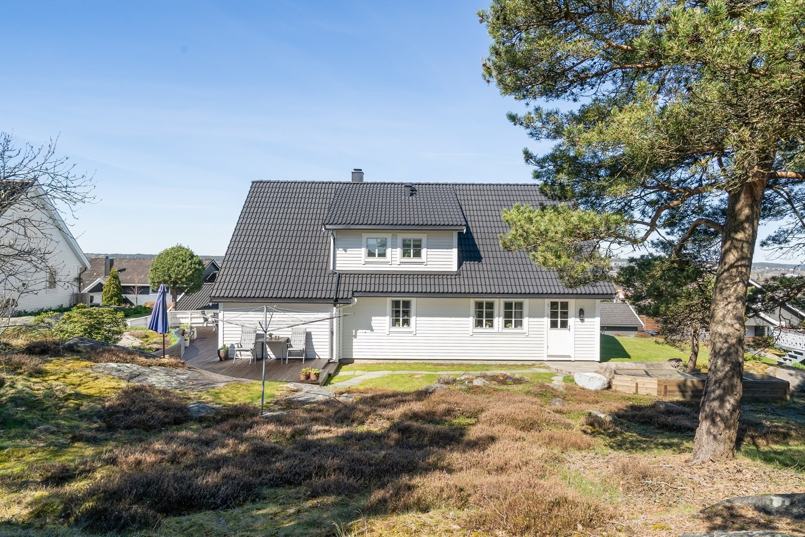 Friområde bak boligen gir naturlig rom for lek og utfoldelse, og skaper en følelse av et meget romslige uteareal. Galleribilde