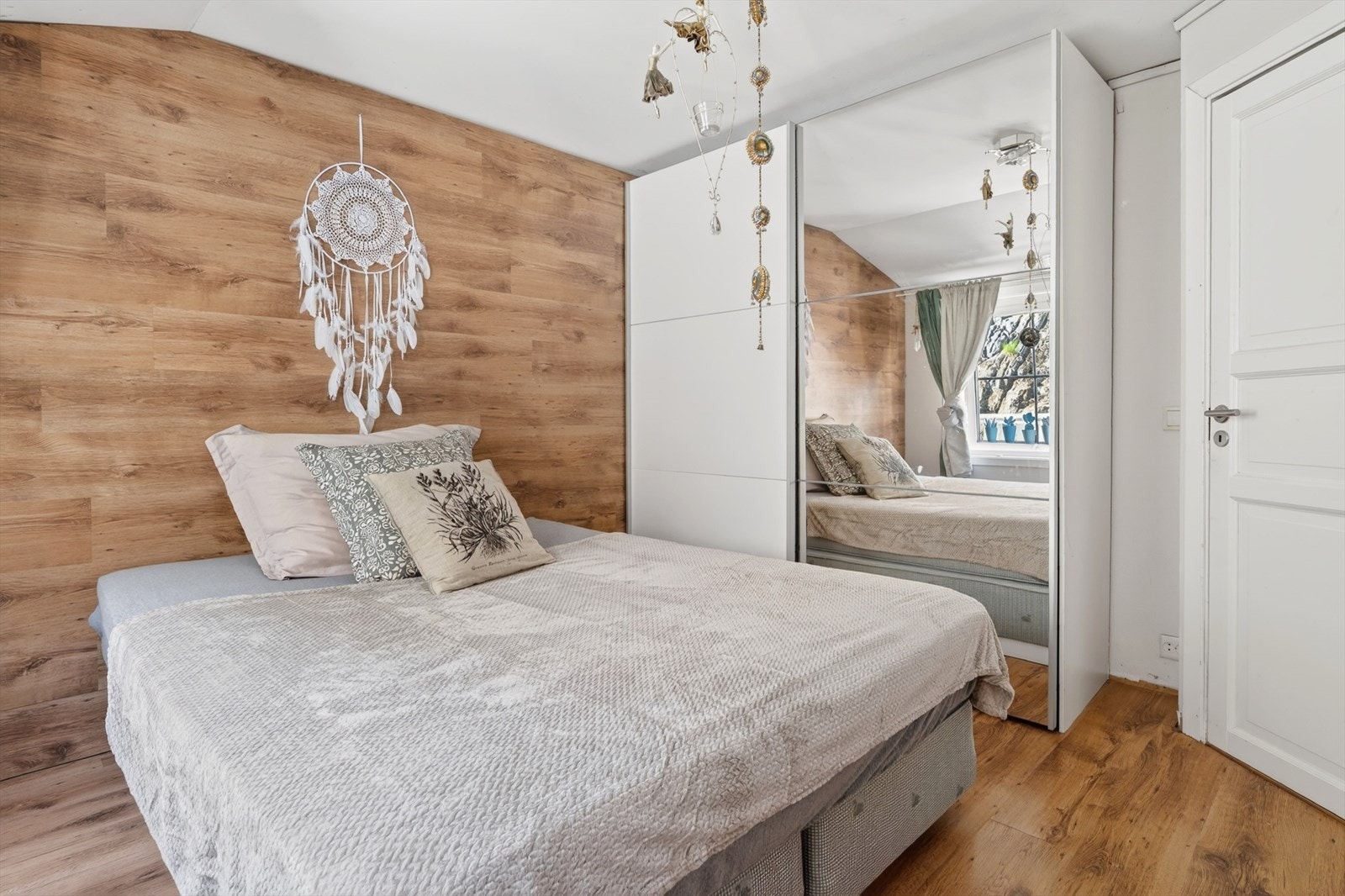 Hovedsoverommet er utstyrt med en romslig skyvedørsgarderobe og har moderne gulv med treimitasjon. Galleribilde