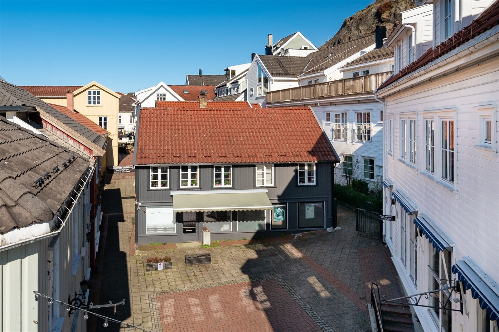 Omkringliggende bebyggelse skaper en hyggelig og urban atmosfære. Galleribilde