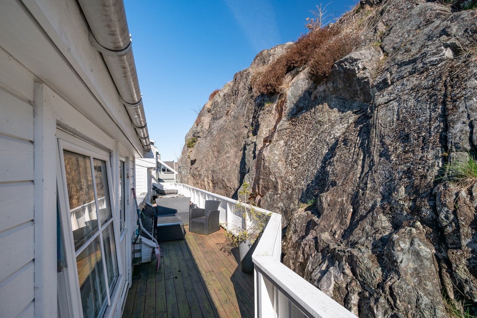 En egen terrasse mot fjellveggen gir en unik atmosfære. Galleribilde