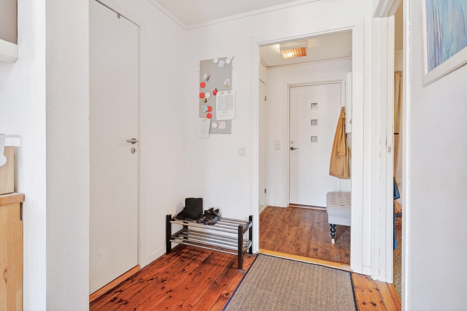 Entréen har plass til oppbevaring av sko og yttertøy. Galleribilde