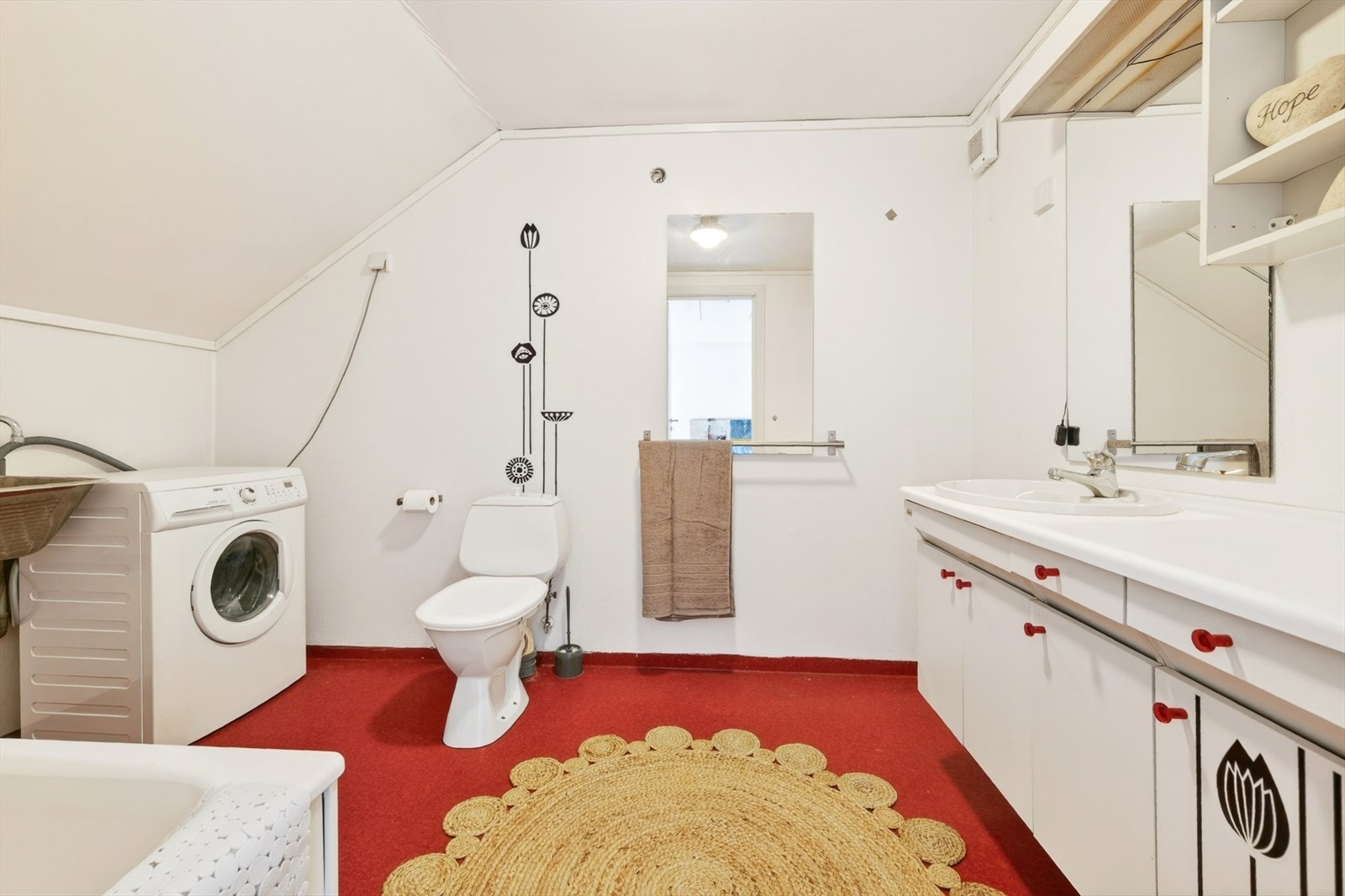 Badet er utstyrt med baderomsinnredning, badekar, og opplegg for vaskemaskin. Galleribilde
