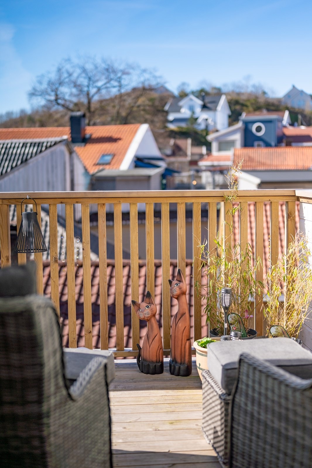 Små detaljer og planter gjør terrassen til en hyggelig uteplass. Galleribilde