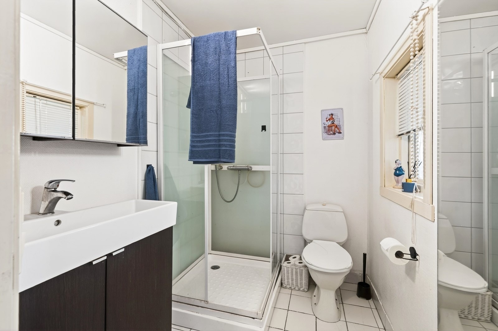 Badet har flislagt gulv og vegger samt en dusjkabinettløsning som gir funksjonell bruk. Galleribilde