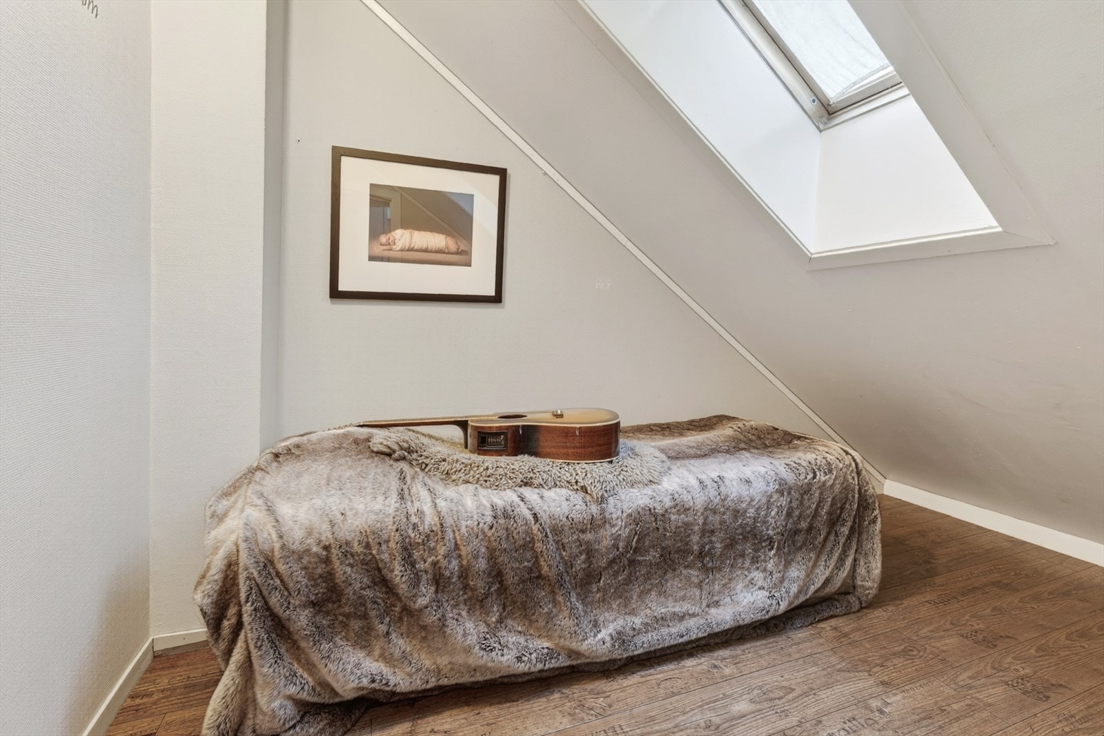 Loftsetasjen inkluderer et innredet rom som gir mulighet for fleksibel bruk. Galleribilde