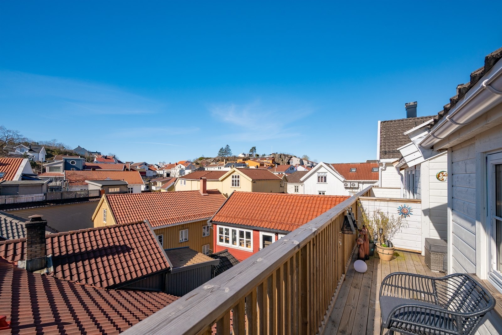 Terrassen strekker seg langs fasaden og har god plass til utemøbler. Galleribilde