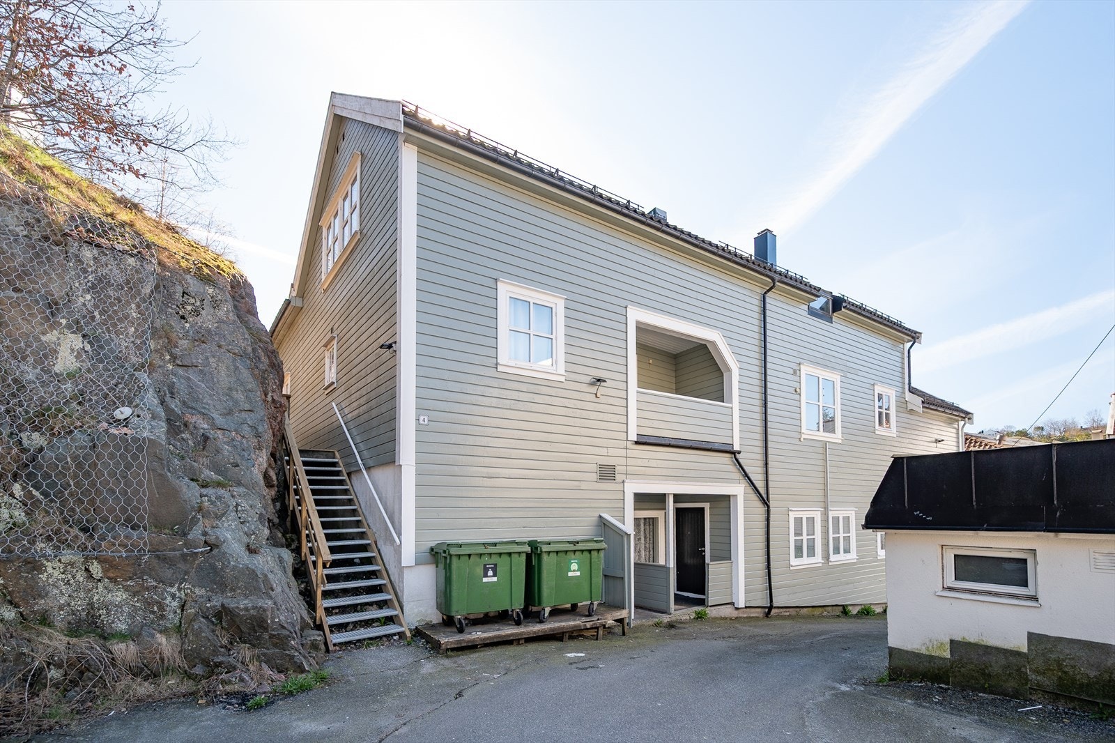 Eiendommen ligger midt i sentrum med nærhet til lokale fasiliteter og tjenester. Galleribilde