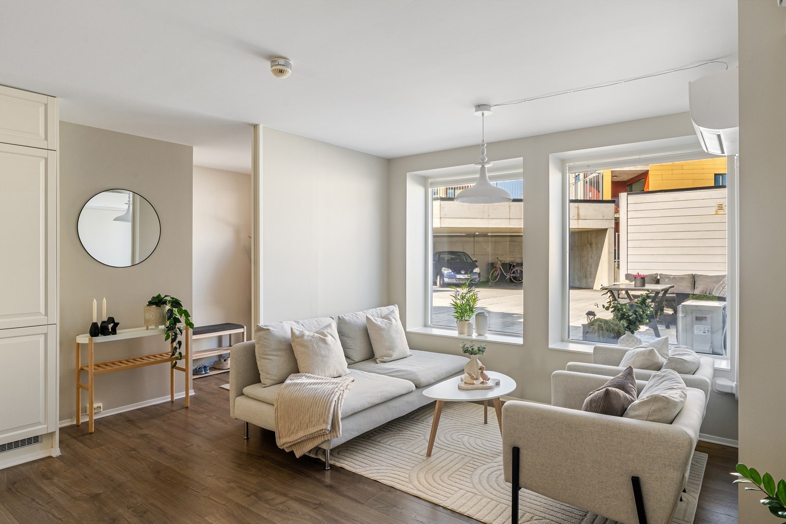 Stue hvor man har rikelig med plass til både spisebord og sofagruppe, en perfekt plass til å nyte gode stunder med familie og venner. Galleribilde