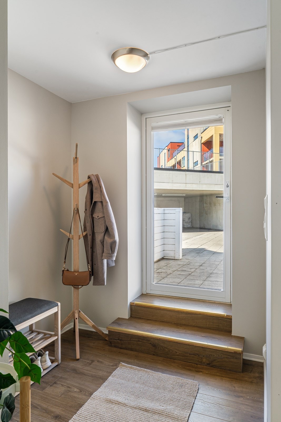 En kommer inn i en pen entré med god plass til å henge fra seg både klær og sko. Galleribilde