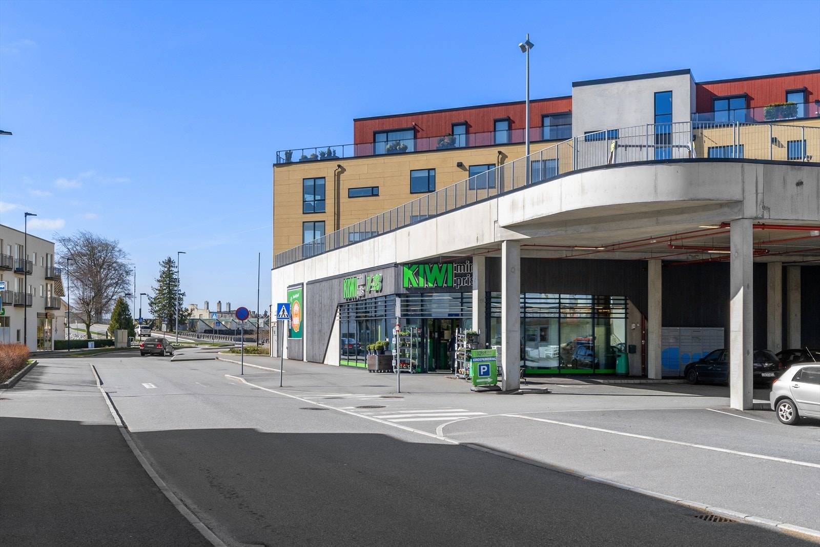 Servicetilbud som matbutikker, frisør, legesenter og apotek i gåavstand. Galleribilde