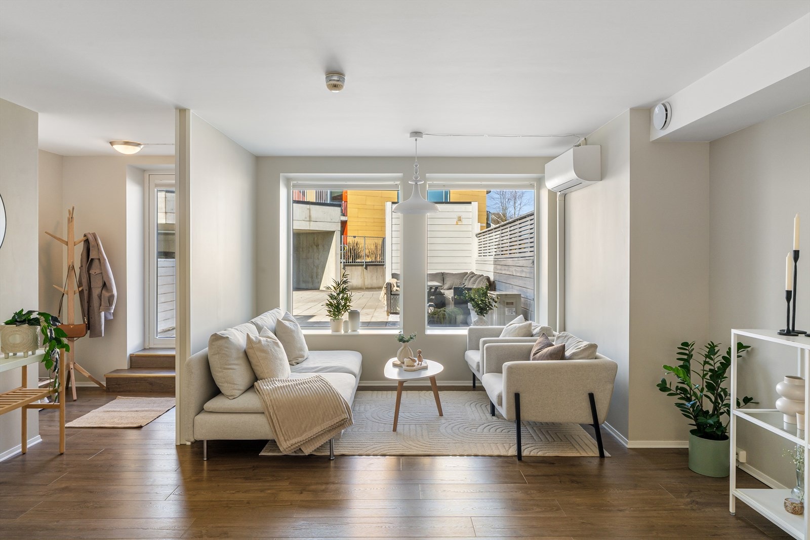 Stue hvor man har rikelig med plass til både spisebord og sofagruppe, en perfekt plass til å nyte gode stunder med familie og venner. Galleribilde