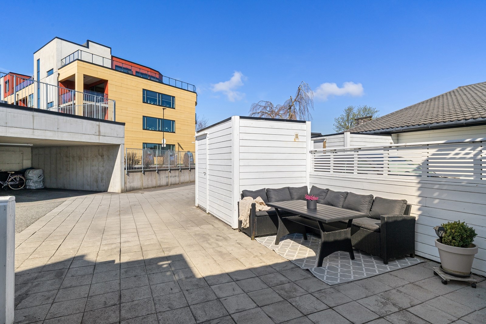 Leiligheten uteområde er vestvendt og kan vise til gode solforhold. Galleribilde