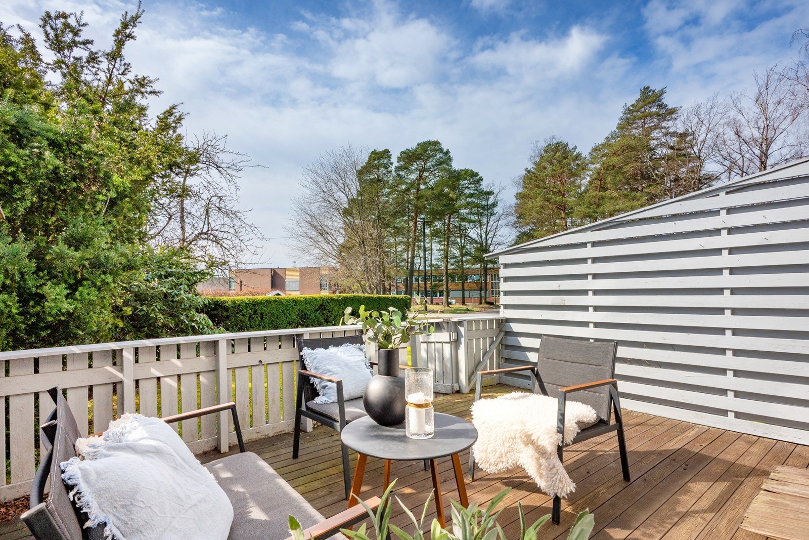 Sydvendt terrasse på 14 kvm ligger skjermet og likevel åpent for gode solforhold hele dagen. Galleribilde