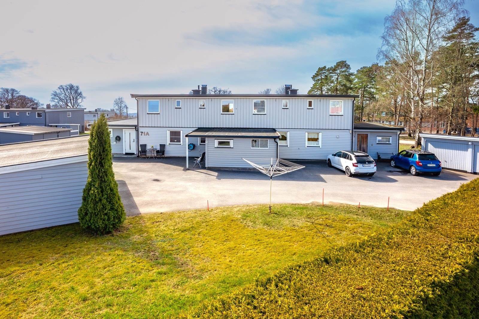 Fra boligen er det kort vei til barnehager, skoler og flotte turmuligheter i nærområdet, samt kun 100 meter til buss. Galleribilde