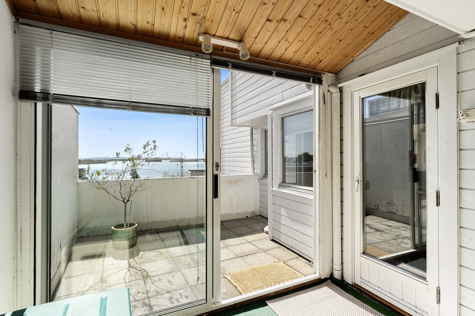 Innglasset hagestue med flott utsikt og gode solforhold Galleribilde