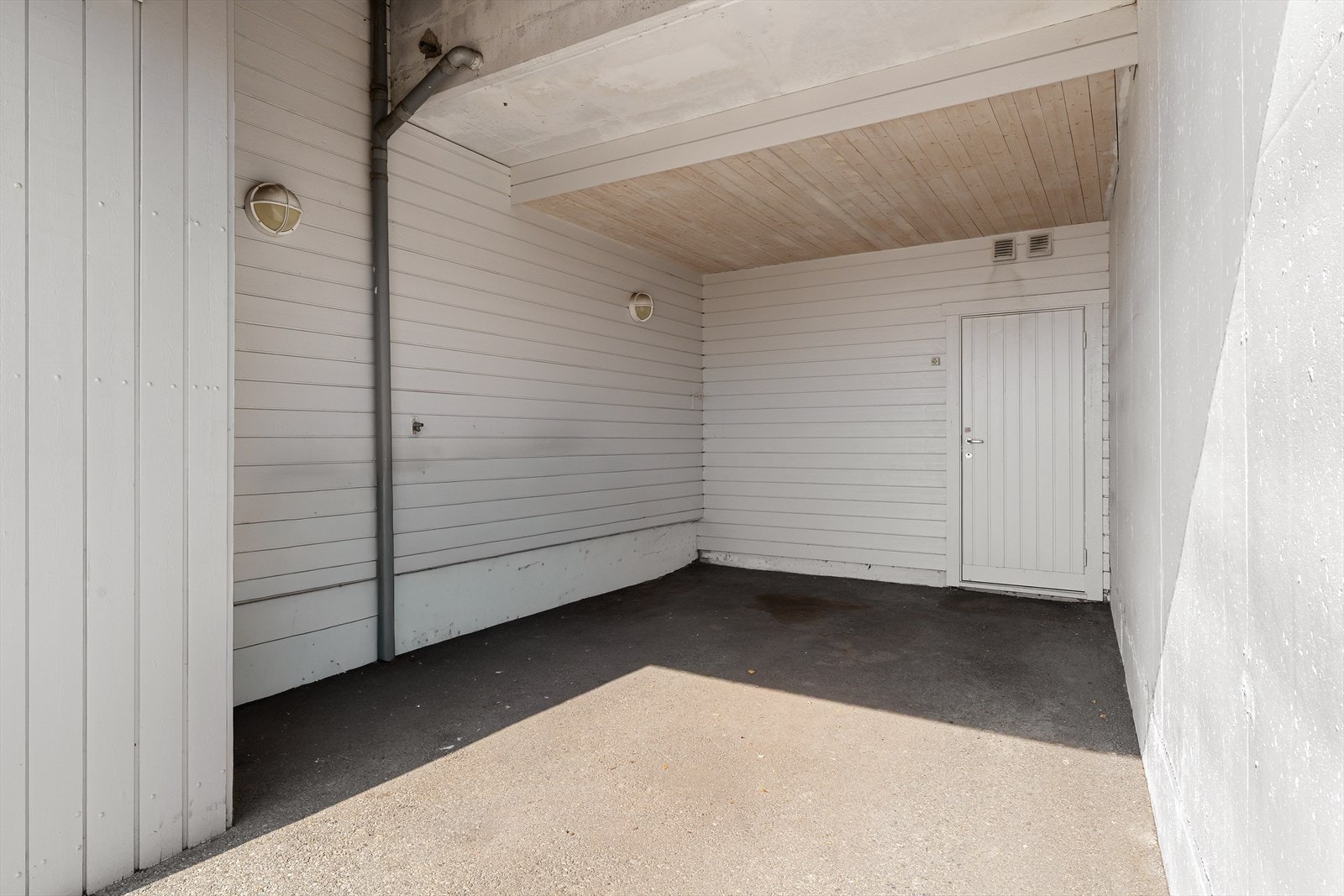 Carport med praktisk bod i bakkant Galleribilde