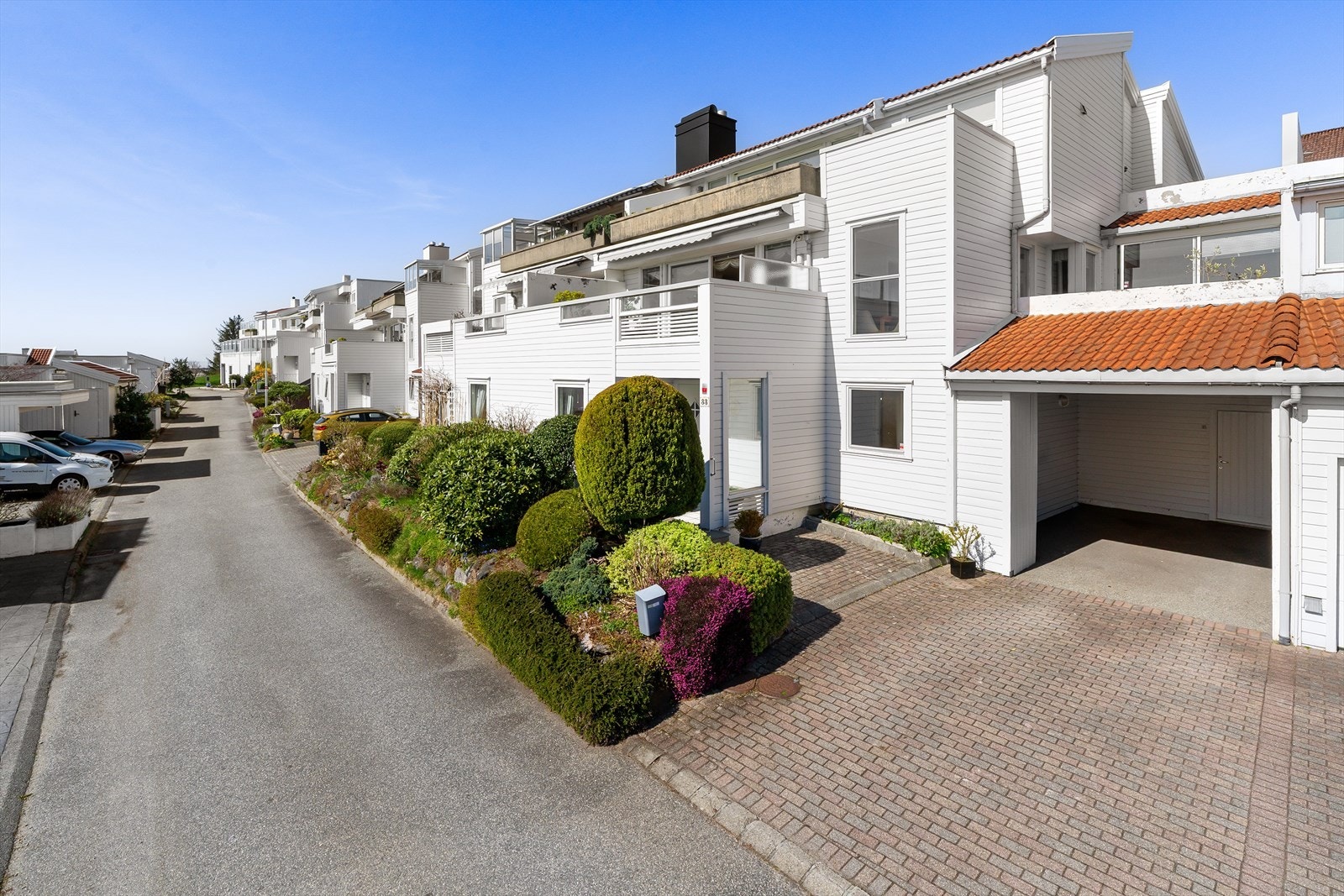 Boligen ligger fint plassert på en høyde med fantastisk utsikt. Parkering i carport, samt foran carporten Galleribilde