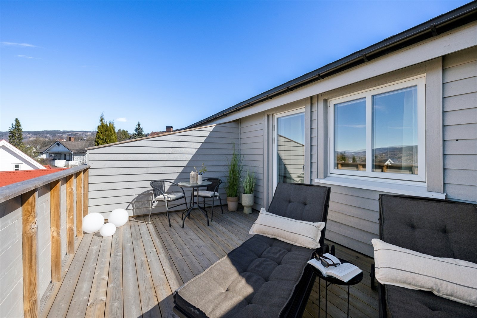 Utgang fra hovedsoverommer til den vestvendte uteplassen på 14 m² hvor en kan nyte solen i skjermede omgivelser. Galleribilde