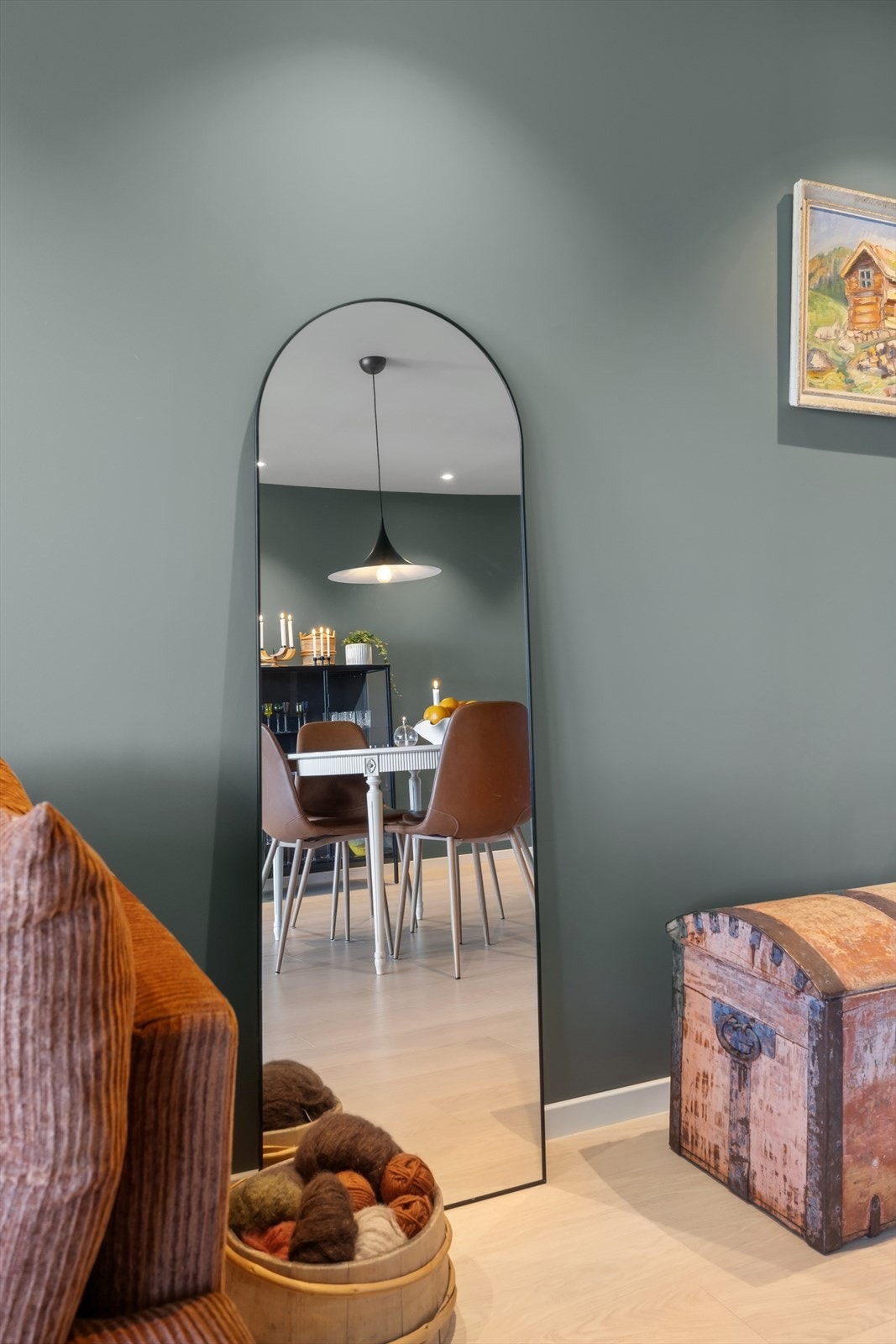 Gode kvaliteter, moderne innredning og delikate fargevalg preger hele boligen. Galleribilde