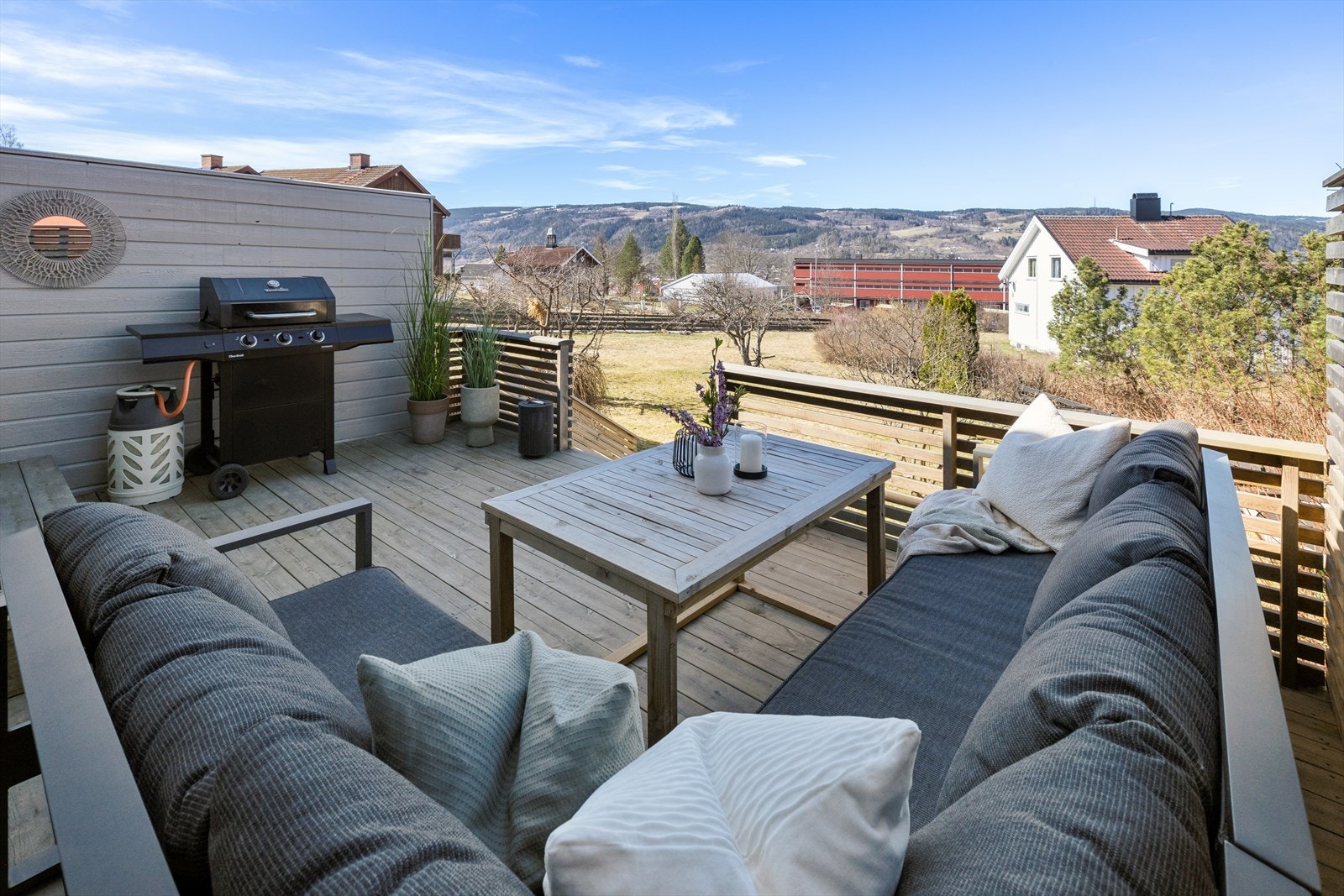 Den vestvendte terrassen på 16 m² er en flott forlengelse av stuen, og byr på fin utsikt. Galleribilde