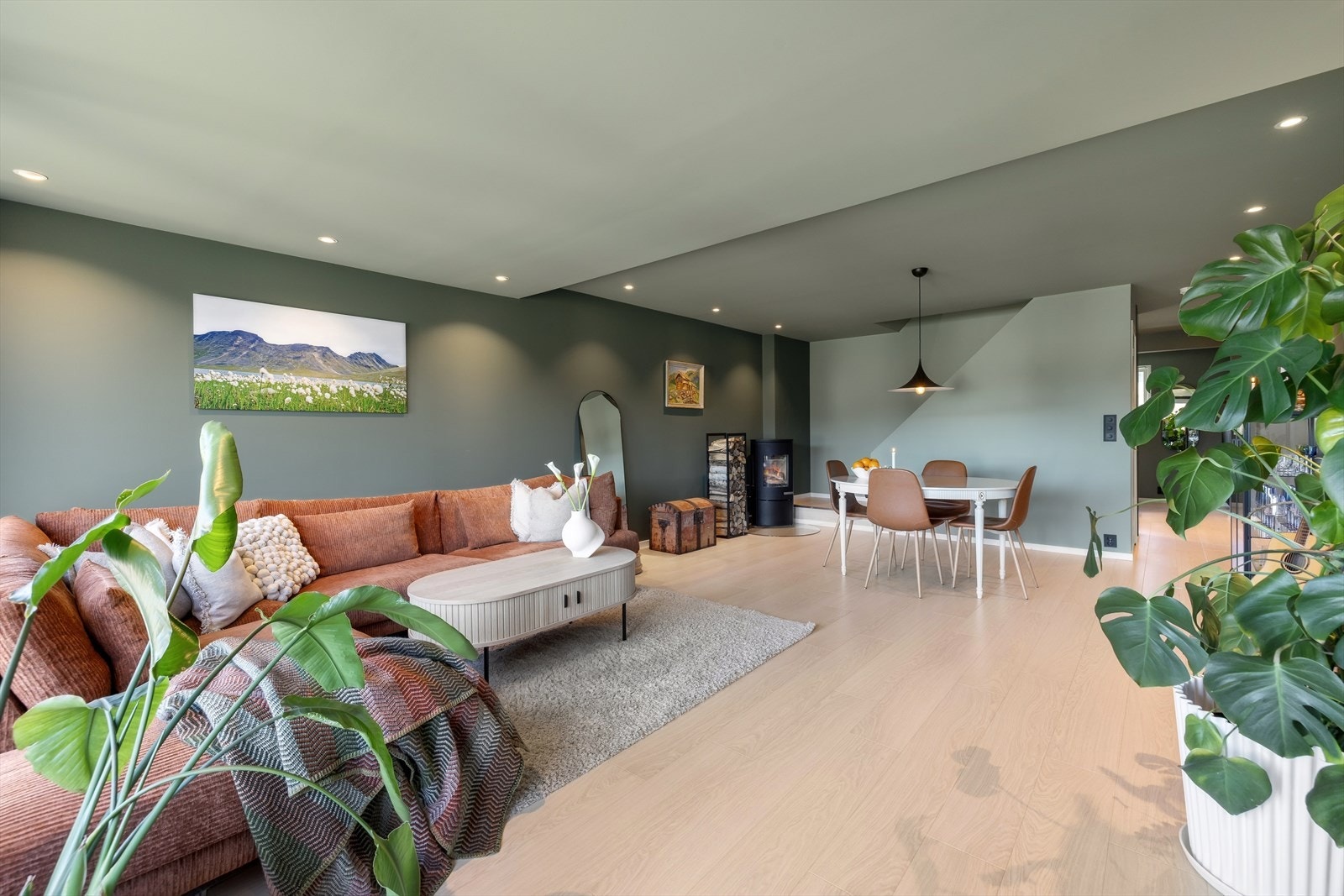 Downlights gir god grunnbelysning, og en moderne peisovn fra 2021 bidrar med både hygge og varme på kjølige dager. Galleribilde